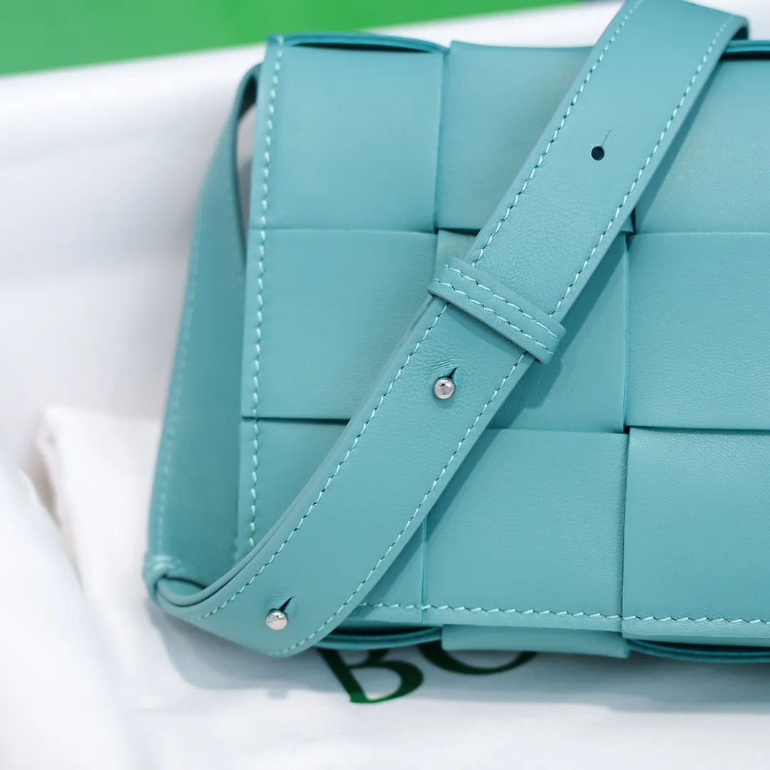 Batch 1420 Real shots 👇BV Cassette’s trendy design is earth-shakingly beautiful. The handsome style with flamboyant personality has completely changed the boring style in the past. Beauty is a topic that women can never refuse. Walking on the streets of Milan, you can see her figure everywhere. It is called tofu bag, original sheepskin: the key point is that it can be controlled by both men and women, and has become a big celebrity in the fashion circle. Size 23*15*15 [6687#]